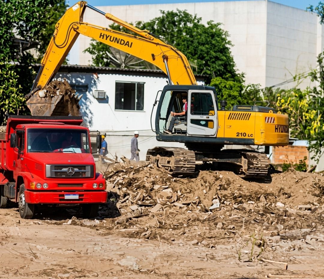 Equipe e maquinário em frente de obra